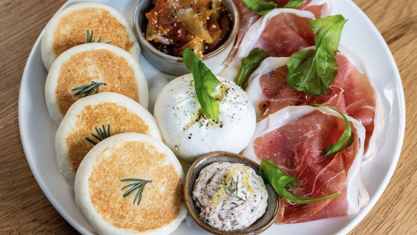 Monteverde signature dishes Burrata e Ham
Spaghetti al Pomodoro
Ragu alla Napoletana